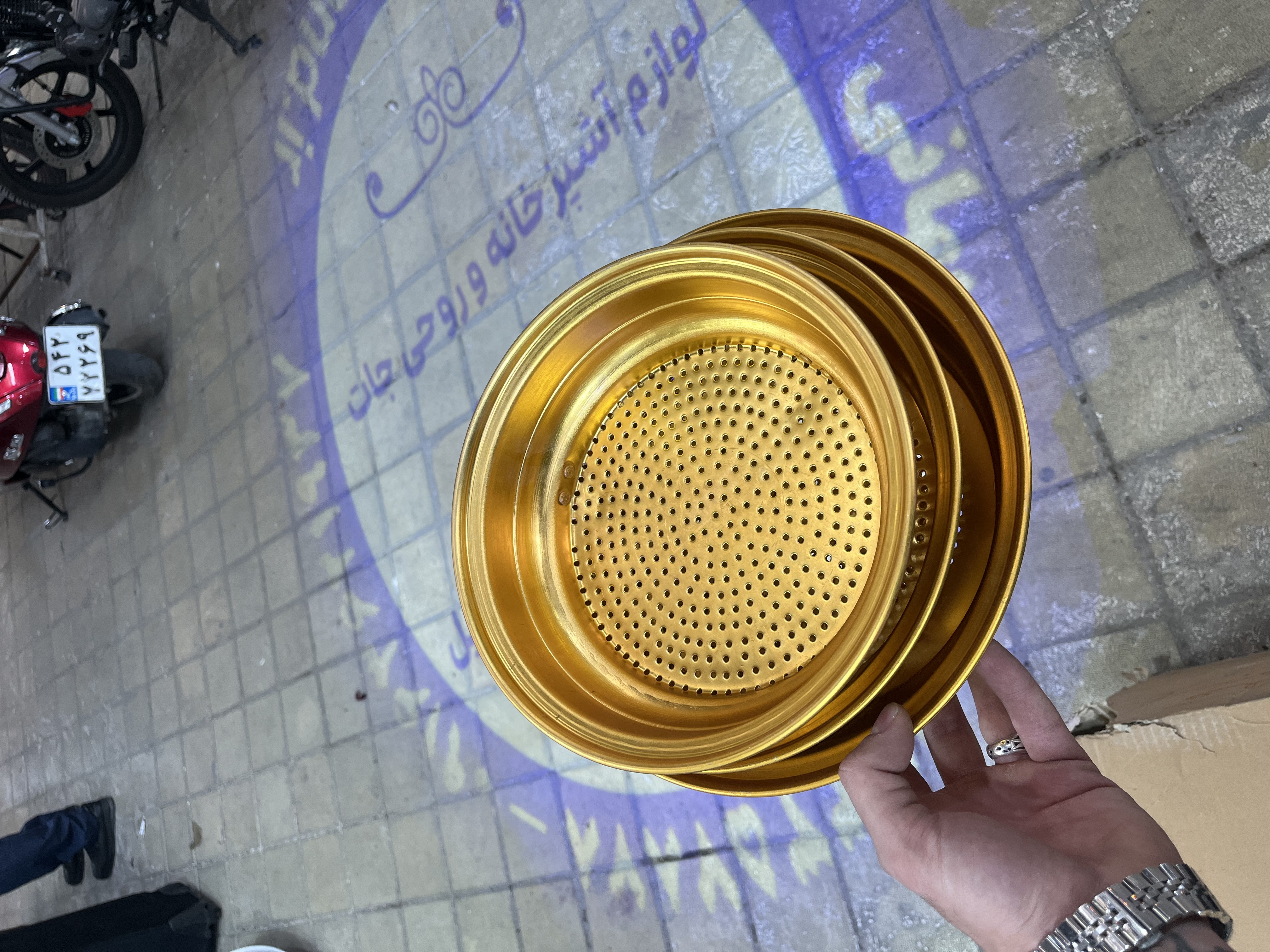 آبکش پایه دار طلایی